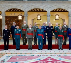 Su Majestad el Rey junto a un grupo de generales de brigada y contralmirantes